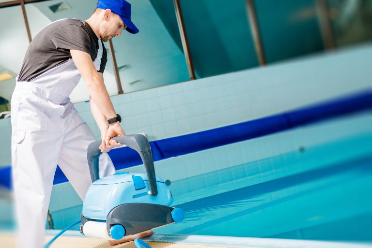 Das passende Gerät für die Poolreinigung hält den Pool sauber - ideal für deine Fitness